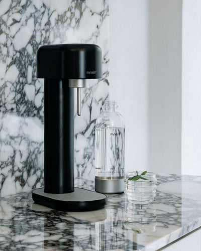 A black and silver Ruby 2 on a black-and-white marble kitchen counter#väri_black-silver